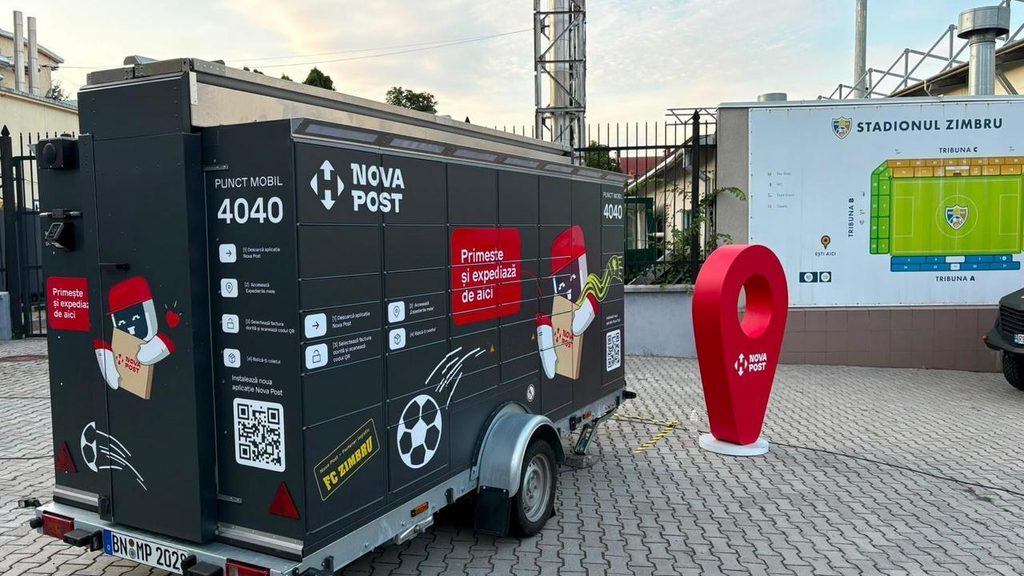 Mobile smart parcel locker